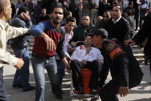 Ferido é carregado após explosão em frente ao prédio da Suprema Corte egípcia, no Cairo. Foto: AFP/Arquivos Str() Ferido é carregado após explosão em frente ao prédio da Suprema Corte egípcia, no Cairo. Foto: AFP/Arquivos Str/