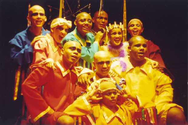 O espetáculo "A Terra dos Meninos Pelados", de 2002, com o Grupo Teatral Arte Em Foco, também faz parte do livro. Crédito: Taveira Júnior/Divulgação.