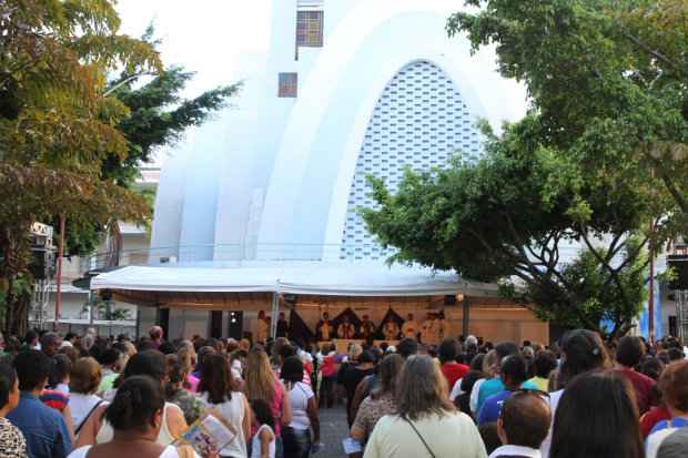 Milhares de fiéis participaram da Tarde de Louvor no Santuário de Nossa Senhora de Fátima. 
Foto: Nando Chiappetta/DP/ D. A Press./