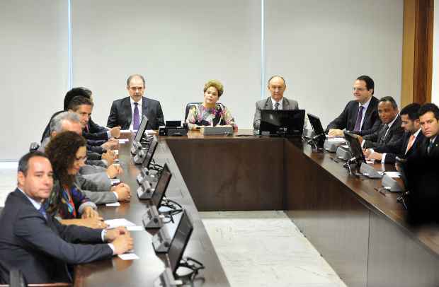 Dilma reúne núcleo político do Palácio do Planalto para discutir os desdobramentos da Operação Lava Jato. Foto: Zeca Ribeiro/Divulgação() Dilma reúne núcleo político do Palácio do Planalto para discutir os desdobramentos da Operação Lava Jato. Foto: Zeca Ribeiro/Divulgação/