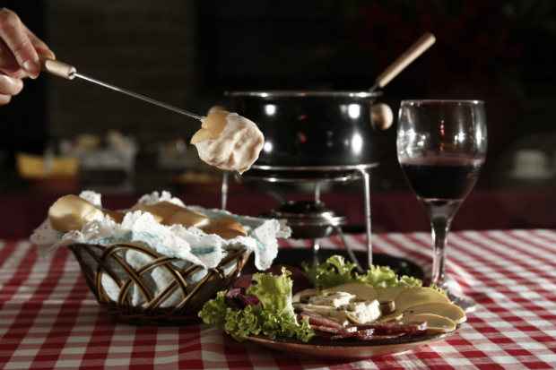 Fondue de queijo é opção de jantar na Pousada Canto da Serra. Foto: Blenda Souto Maior/DP/DA Press