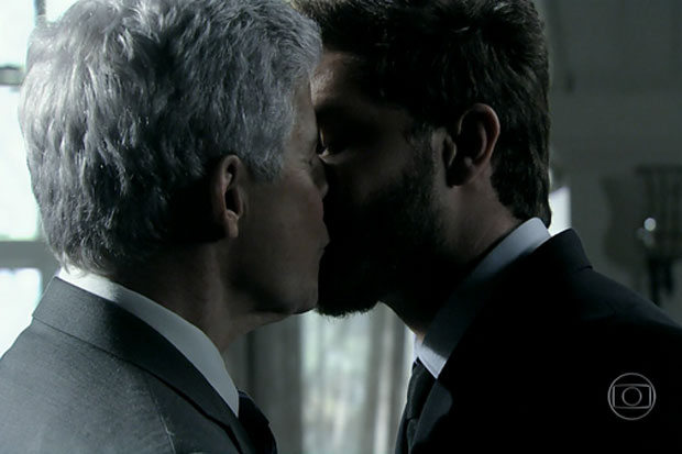 Personagens Cláudio e Léo vivem casal gay no folhetim. Foto: TV Globo/Reprodução() Personagens Cláudio e Léo vivem casal gay no folhetim. Foto: TV Globo/Reprodução/