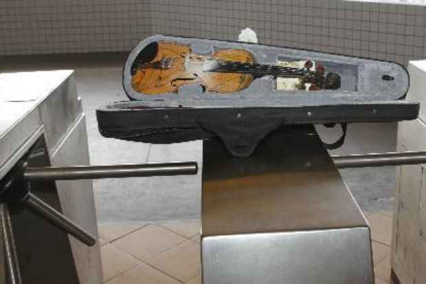 No momento do acidente, Jessé estava com seu inseparável violino.Foto: Edvaldo Rodrigues/DP/D.A Press