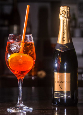 A dose do espumante Chandon ajuda a equilibrar o sabor do drinque. Foto: Giovanni Costa/ Divulgação() A dose do espumante Chandon ajuda a equilibrar o sabor do drinque. Foto: Giovanni Costa/ Divulgação/