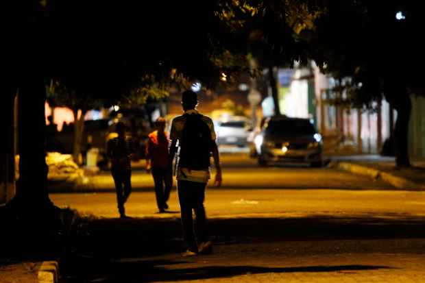 No bairro de Campo Grande, moradores se preocupam ao andar &agrave; noite. Foto: Ricardo Fernandes/DP/D.A Press/