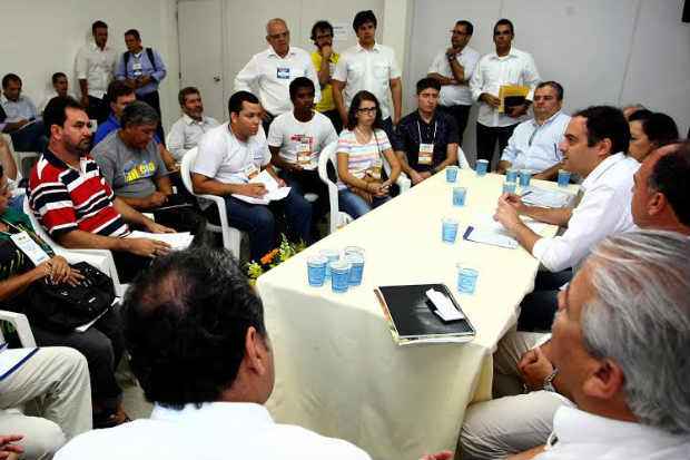 O governador Paulo Câmara recebeu um grupo de alunos e professores para conversar sobre o quadro docente