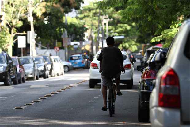 Alguns trechos da Rua do Futuro têm estacionamento dos dois lados da via. Foto: Paulo Paiva/DP/D.A Press/