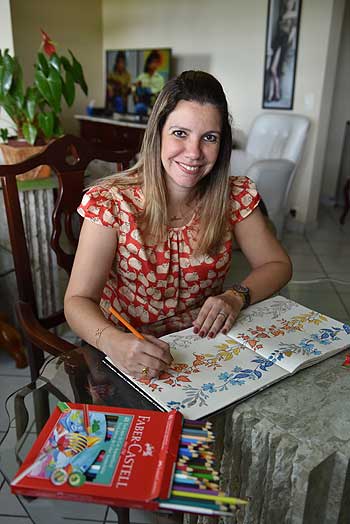 Ao colorir, Ivna acredita que consegue ficar mais focada e conquistar mais tempo com ela mesma . Foto: Zuleika de Souza/CB/D.A.Press