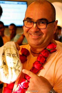 Chandramukha Swami, líder Hare Krishina, diz que reclamar de tudo não faz bem nem interna nem externamente. "O antídoto para este mal é a celebração". FOTO: Facebook/Reproducao da Internet