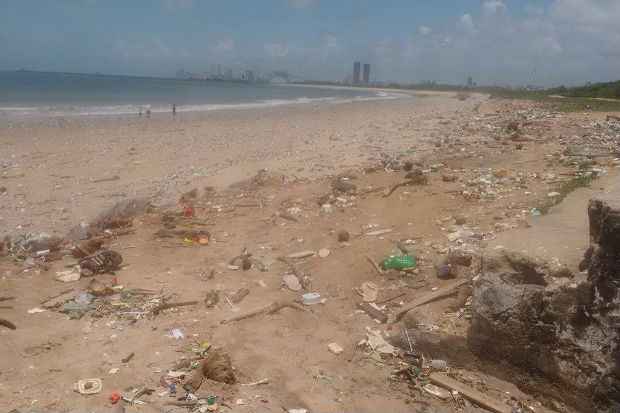 Imagens da poluição na Praia de Del Chifre, enviadas via Whatsapp para o Diario/