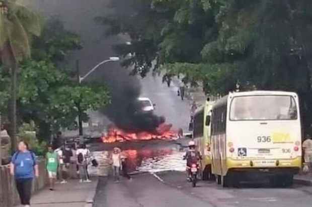 Protesto fechou acesso ao viaduto de Jardim São Paulo. Foto: Reprodução/ WhatsApp() Protesto fechou acesso ao viaduto de Jardim São Paulo. Foto: Reprodução/ WhatsApp/