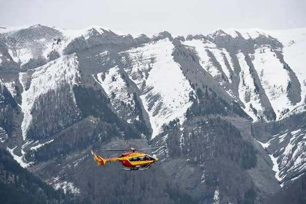 Helicóptero da defesa civil francesa sobrevoa a área do acidente. Foto: Anne-Christine Poujoulat/AFP.() Helicóptero da defesa civil francesa sobrevoa a área do acidente. Foto: Anne-Christine Poujoulat/AFP./