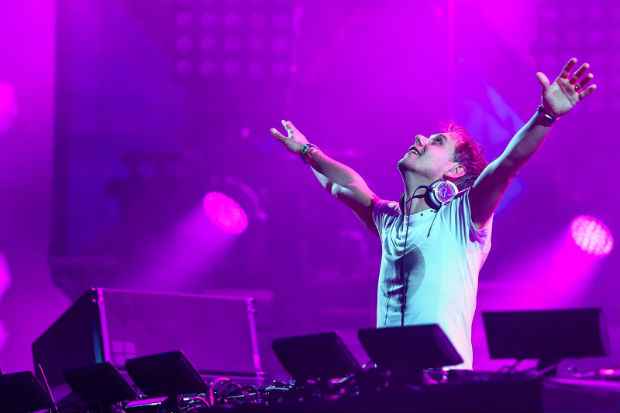 DJ apresenta sucessos como "This is what it feels like". Crédito: Site Oficial/Reprodução() DJ apresenta sucessos como "This is what it feels like". Crédito: Site Oficial/Reprodução/