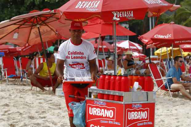 Comércio ambulante dinamiza a praia de Boa Viagem. Foto: Ricardo Fernandes/DP/DA Press