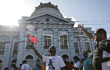 Antes da sessão ordinária desta quarta, professores realizaram protesto em frente à Assembleia (Foto: Roberto Soares/Alepe)