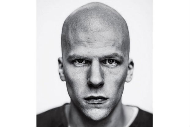 Jesse Eisenberg com a típica careca de Lex Luthor em "Batman vs. Superman". Crédito: Entertainment Weekly/Reprodução() Jesse Eisenberg com a típica careca de Lex Luthor em "Batman vs. Superman". Crédito: Entertainment Weekly/Reprodução/