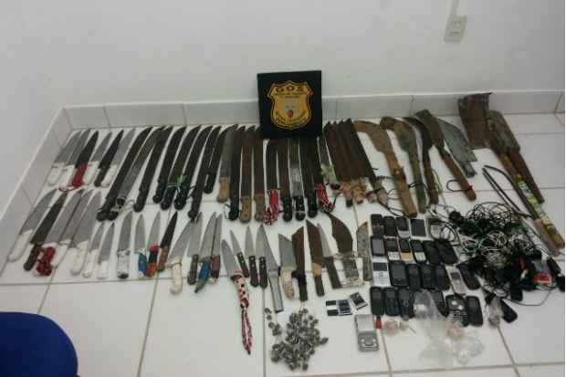 Durante a revista ainda foram encontrados armas, drogas, celulares e aparelhos eletrônicos. (Foto: Seres/Divulgação)
