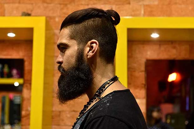 O cabeleireiro Felipe Pimenta usa coques e destaca que a procura pelo penteado é crescente. Foto: Zuleika de Souza/CB/D.A Press() O cabeleireiro Felipe Pimenta usa coques e destaca que a procura pelo penteado é crescente. Foto: Zuleika de Souza/CB/D.A Press/