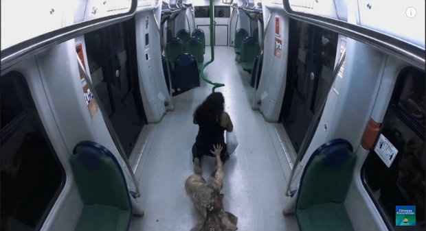 Passageiros do metrô são supreendidos por ataque zumbi. Foto: Reprodução/Youtube() Passageiros do metrô são supreendidos por ataque zumbi. Foto: Reprodução/Youtube/