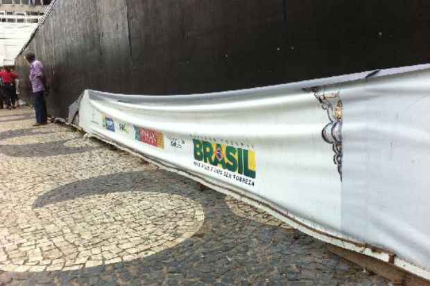 Painel e destru&iacute;do na Matriz de Santo Antonio, no Centro do Recife.Foto: Jailson da Paz/DP/D.A Press/