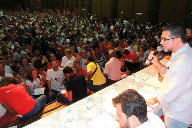 Assembleia dos trabalhadores em educa&ccedil;&atilde;o realizada no dia 23 de mar&ccedil;o, no Teatro Boa Vista.Foto: Sintepe/ Divulga&ccedil;&atilde;o/