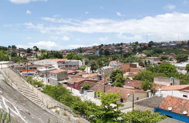 Localizado numa região de morros e ladeiras, bairro do Ibura possuía em 2010, de acordo com o censo do IBGE, 50.617 habitantes e o menor IDH da capital pernambucana. (Foto: Rodrigo Silva/ Esp. DP/ D.A.Press)() Localizado numa região de morros e ladeiras, bairro do Ibura possuía em 2010, de acordo com o censo do IBGE, 50.617 habitantes e o menor IDH da capital pernambucana. (Foto: Rodrigo Silva/ Esp. DP/ D.A.Press)/