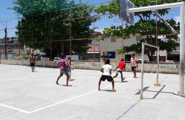 Apesar do abandono na manutenção da quadra, garotos aproveitam as horas de lazer com as peladas: "Os amigos estão todos aqui, não é totalmente ruim", diz Gabriel Kayk, 13 anos. (Foto: Rodrigo Silva/ Esp. DP/ D.A.Press)