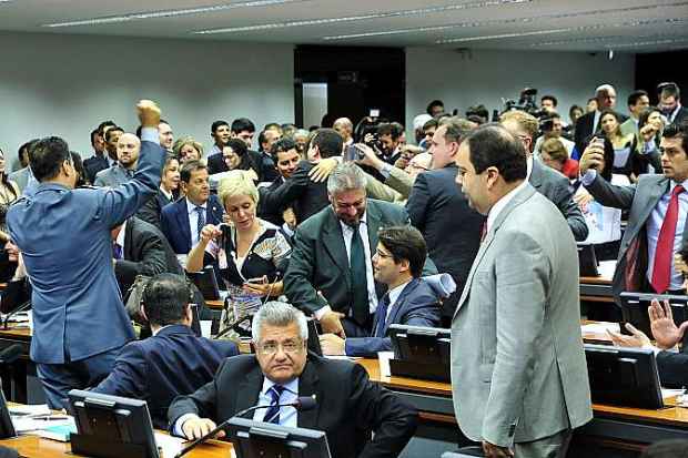 PSDB, DEM, PR, PSD votaram a favor da PEC. PT, PCdoB e PSB votaram contra./Gabriela Korossy/C&acirc;mara dos Deputados