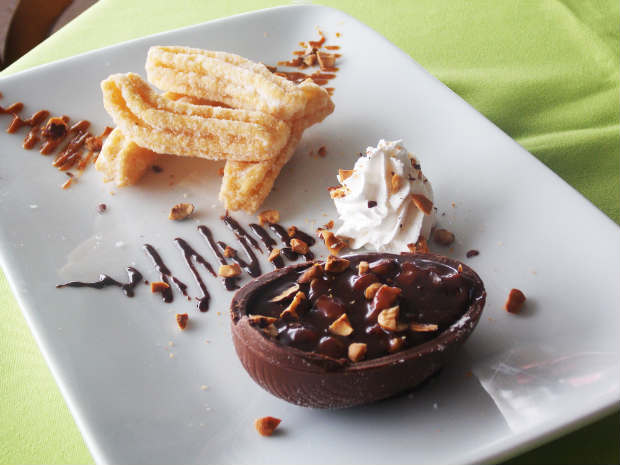 O Patio Café faz uma mistura do ovo de páscoa com churros e elabora a sobremesa Doce Páscoa. Foto: Dig Assessoria/Divulgação