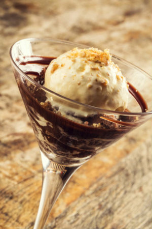Pedacos de brownie sobre brigadeiro cremoso e sorvete de vanilla deu origem à Taza Brownie, preparada no Pobre Juan. Foto: Pobre Juan/ Divulgação