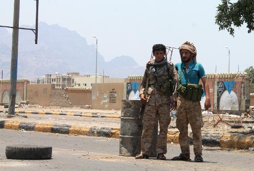 Rebeldes xiitas huthis no bairro de Khor Maksar, na cidade de Áden/AFP Saleh Al-Obeidi