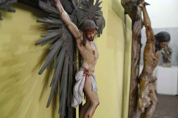 Cristos crucificados do século 18, no museu de arte sacra de pernambuco(MASPE). Foto: Rodrigo Silva/Esp.DP/D.A Press