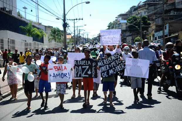 "Menos bala e mais amor", um dos pedidos dos moradores no protesto de sábado (3). Foto: Tomaz Silva/Agência Brasil() "Menos bala e mais amor", um dos pedidos dos moradores no protesto de sábado (3). Foto: Tomaz Silva/Agência Brasil/