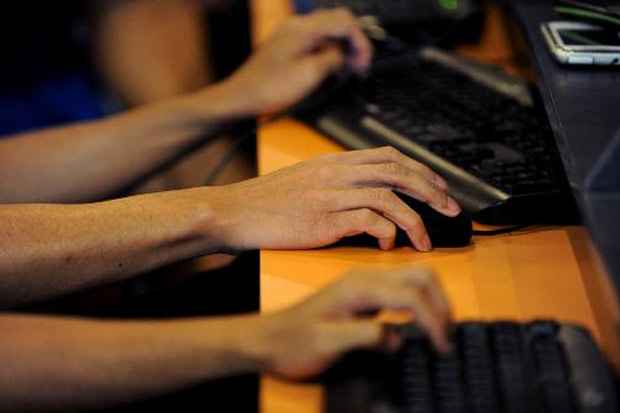 O novo dom&iacute;nio da Internet .sucks (porcaria, em ingl&ecirc;s) despertou uma como&ccedil;&atilde;o sobre a liberdade de express&atilde;o online e o potencial de extors&atilde;o contra empresas e pessoas f&iacute;sicas. Foto: Jay Directo/AFP/Arquivos/