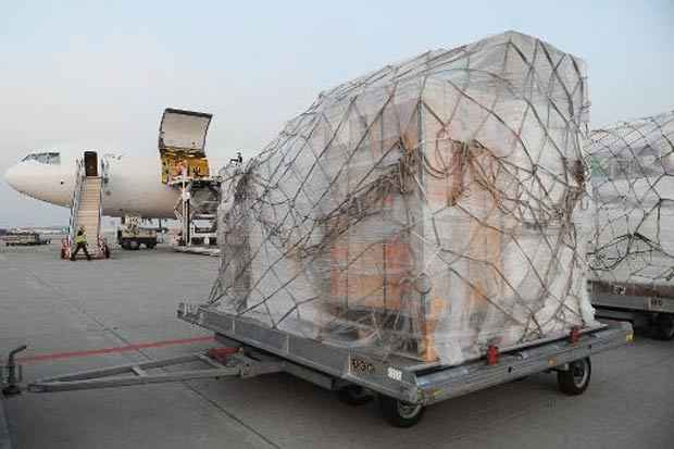 Ajuda humanitária destinada ao Iêmen é carregada em avião da Cruz Vermelha na Bélgica em 9 de abril de 2015. Foto: Sophie Kip/AFP