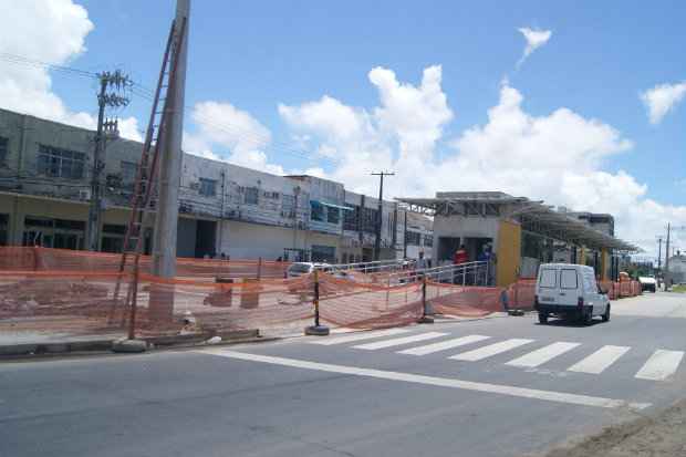 Faixa de pedestres vai em direção à obra do BRT. (Foto: Mike Torres/Esp. DP/D.A Press)/