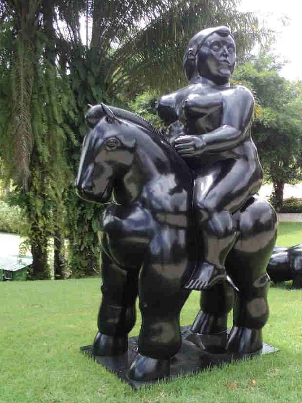 Obra "Mulher a cavalo", de Fernando Botero, está no jardim do Instituto Ricardo Brennand. Crédito: Instituto Ricardo Brennand/Divulgação