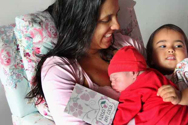 Mar&iacute;lia realizou, pela segunda vez, o sonho de dar &agrave; luz no conforto de seu lar, 
ao lado da fam&iacute;lia. Foto: Aline Ramos/DP/D.A Press/