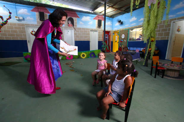 A fantasia da princesa Anna, do filme Frozen, está entre as mais pedidas pelos estudantes.Foto: Paulo Paiva/DP/D.A.Press
