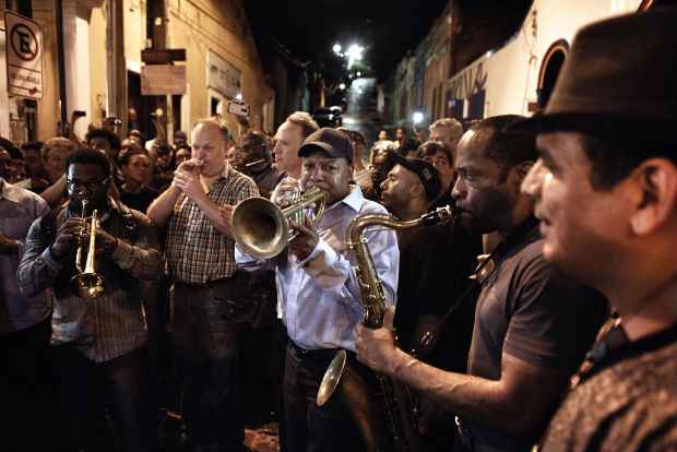 M&uacute;sico de jazz americano Wynton Marsalis d&aacute; canja com Maestro Spok e integrantes da Orquestra de Frevo do Gremio Henrique Dias, nas ruas de Olinda. Cr&eacute;dito: Beto Figueiroa/ Trago Boa Not&iacute;cia/