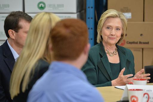 Hillary Clinton participa de mesa redonda com comerciantes, em Norwalk, Iowa. Foto: AFP Michael B. Thomas/