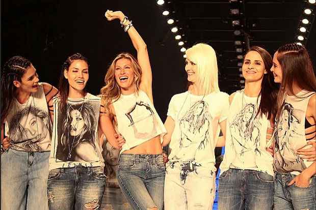 Modelos, amigas de Gisele, fecharam a apresentação trajando camisetas estampadas com o rosto da top. Foto: Instagram/Reprodução/