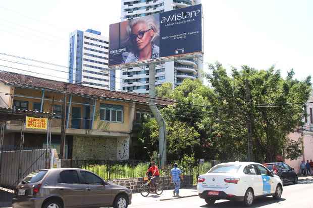 Outdoor, instalado entre os casarões que passaram a ser considerados Imóveis Especiais de Preservação, terá que será retirado. Foto: Júlio Jacobina/DP/D.A.Press() Outdoor, instalado entre os casarões que passaram a ser considerados Imóveis Especiais de Preservação, terá que será retirado. Foto: Júlio Jacobina/DP/D.A.Press/