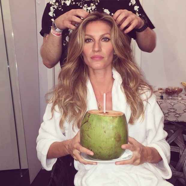 Gisele nos bastidores, se preparando para o desfile. Foto: Instagram/Reprodução
