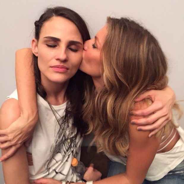 Fernanda e Gisele se abraçaram nos bastidores pós-desfile. Foto: Instagram/Reprodução() Fernanda e Gisele se abraçaram nos bastidores pós-desfile. Foto: Instagram/Reprodução/