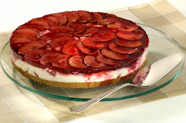 Para dar mais sabor, pode-se colocar finas fatias de maça com casca em cima da torta. Foto: Estrela/ Divulgação() Para dar mais sabor, pode-se colocar finas fatias de maça com casca em cima da torta. Foto: Estrela/ Divulgação/