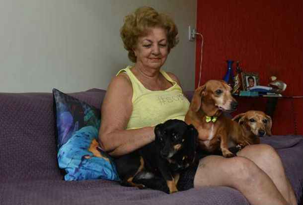 Nicolina adotou Neguinha há dois anos: abandono e surdez. Foto: Zuleika de Souza/ CB/ DA Press/