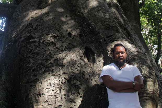 "Hoje o que assistimos é um grande culto ao concreto, que vem desconfigurando as cidades, as deixando totalmente sem vida, sem alma, ao ponto de não entenderem a importância histórica, simbólica e espiritual de um baobá", diz Quitinho de Xambá. Foto: Karina Morais/ Esp. DP/ D.A.Press 