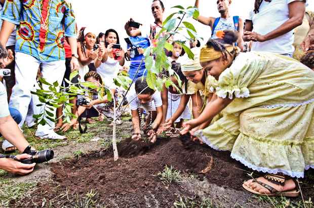 Cerimônia de plantio de uma muda de baobá no giradouro dos Bultrins, em Olinda, reuniu a  comunidade Xambá e a Confraria do Rosário dos Homens Pretos. Foto: Jedson Nobre/ Divulgação
