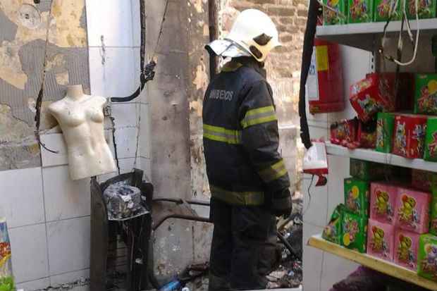 As chamas foram debeladas, evitando a propagação do fogo para outros estabelecimentos comerciais. Foto: Bombeiros/ Divulgação() As chamas foram debeladas, evitando a propagação do fogo para outros estabelecimentos comerciais. Foto: Bombeiros/ Divulgação/